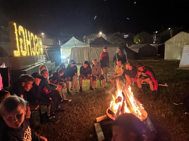 Auch ein Lagerfeuer durfte im "FireCamp" nicht fehlen. | Foto: Anton Wegscheider