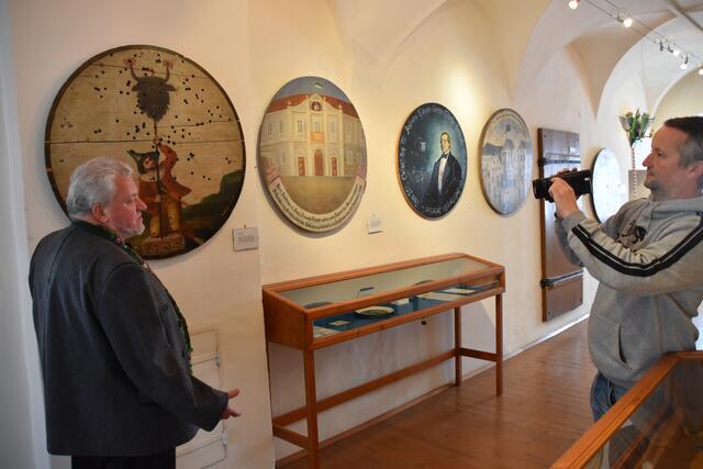 Kustos Franz Handl mit Georg Watschka von den Filmchronisten im Scheibbser Schützenscheibenmuseum