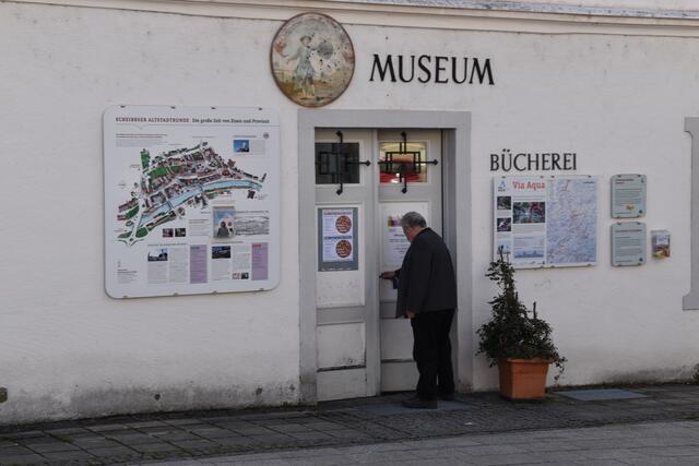 Kustos Franz Handl auf dem Weg ins Scheibbser Schützenscheibenmuseum, das mehr als 200 Exponate beherbergt.