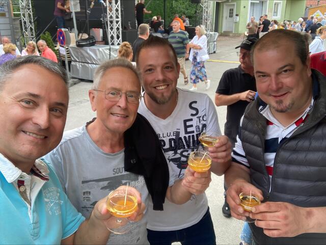 Die b'soffene Marille war wieder beliebter Treffpunkt, auch von Michael Cech, Peter Schönol, Roman Starnberger und Peter Madritsch | Foto: Marktgemeinde Gablitz