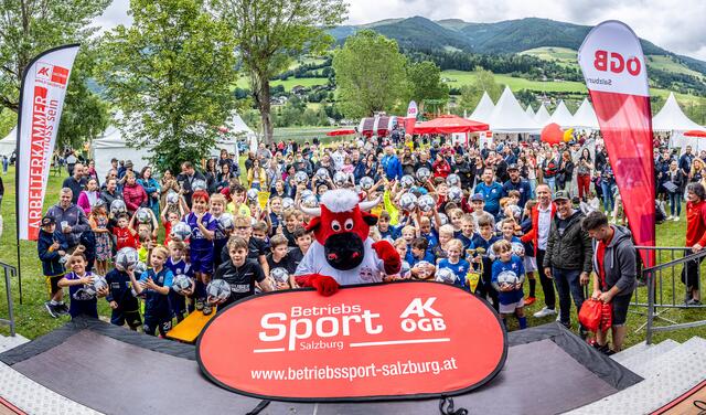 Familien versammeln sich beim Familienfest der AK und ÖGB in Uttendorf.  | Foto: AK/Rieger
