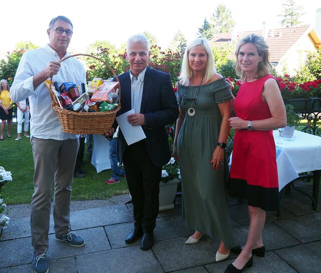 Amtsleiter Martin Mittermayr und Bürgermeister-Sekretärin Monika Boff überreichten Bürgermeister Johann Zeiner im Namen aller Mitarbeiterinnen und Mitarbeiter einen Geschenkskorb mit allerlei Leckereien und Gutscheinen für einen gemütlichen Abend in einem Maria Enzersdorfer Restaurant. | Foto: Marktgemeinde Maria Enzersdorf