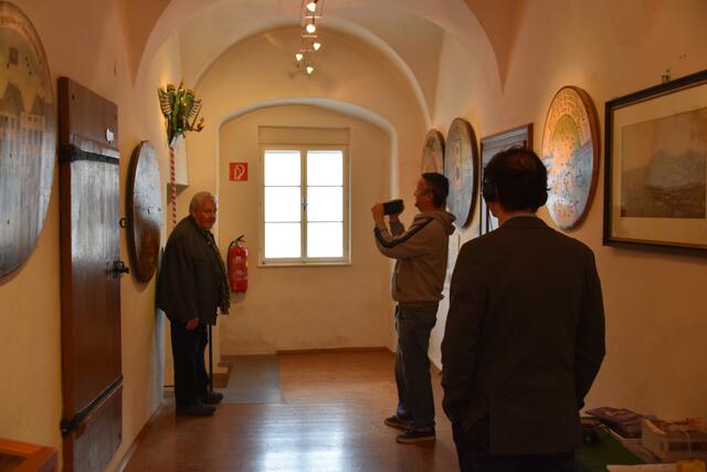 Kustos Franz Handl mit Georg Watschka und Ernst Kieninger von den Filmchronisten im Scheibbser Schützenscheibenmuseum