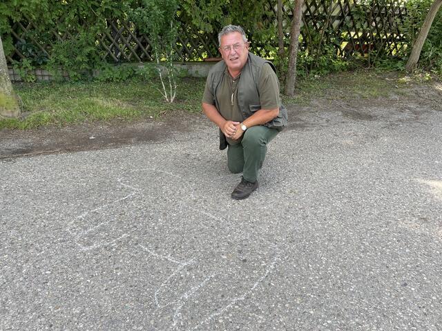 Karl Dvorak kennt sich als Jäger und ehemaliger Polizist bestens mit Wildunfällen aus. | Foto: Geiger