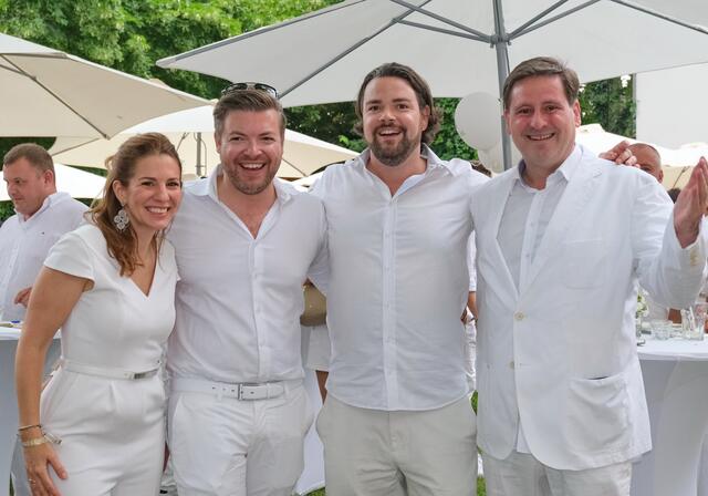 Auch NR Carmen Jeitler-Cincelli (l.) und Bürgermeister Stefan Szirucsek (r.) fanden sich zu Clemens und Bernhard Rihas Kunden-Event ein. | Foto: Claudia Reisinger