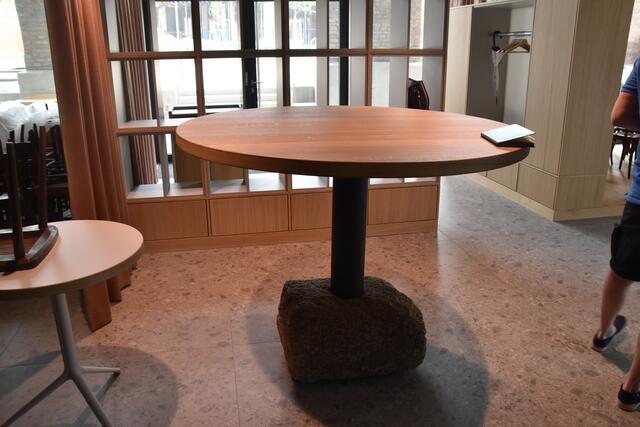 Das Thema "Stein" zeiht sich durch das ganze Lokal, wie man an diesem Tisch mit "Steinsockel" sehen kann.