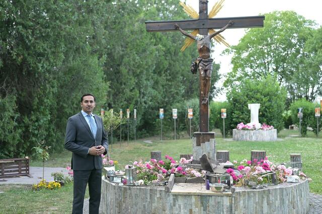 Leonhard Wassiq vor der demolierten Jesus-Statue.  | Foto: ÖVP Floridsdorf