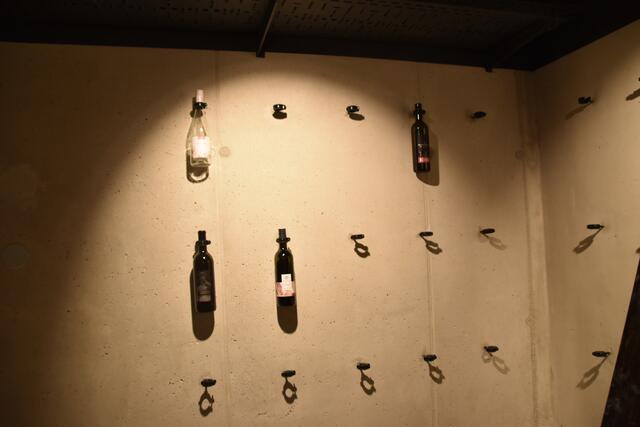 Im Lokal gibt es auch eine eigene "Vine-Wall". Sie wird noch vor der Eröffnung "aufgefüllt"