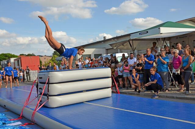 Die Schülerinnen und Schüler der Sportmittelschule Peuerbach begeisterten das Publikum.  | Foto: Josef Pointinger