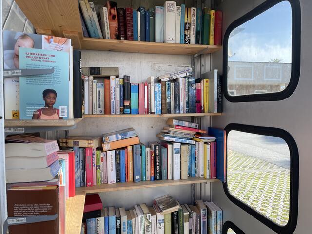 Jede Menge Bücher warten in Bücherboxen und Bücherzellen auf neue Leser und Leserinnen.  | Foto: sm
