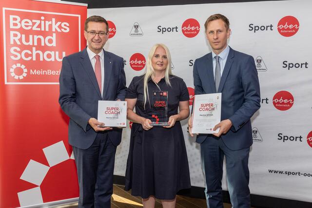 Supercoach 2023 Bezirkssiegerin Braunau Martina Wittich mit Sport-Landesrat Markus Achleitner (li.) und BezirksRundSchau-Chefredakteur Thomas Winkler. | Foto: BRS/Erwin Pils