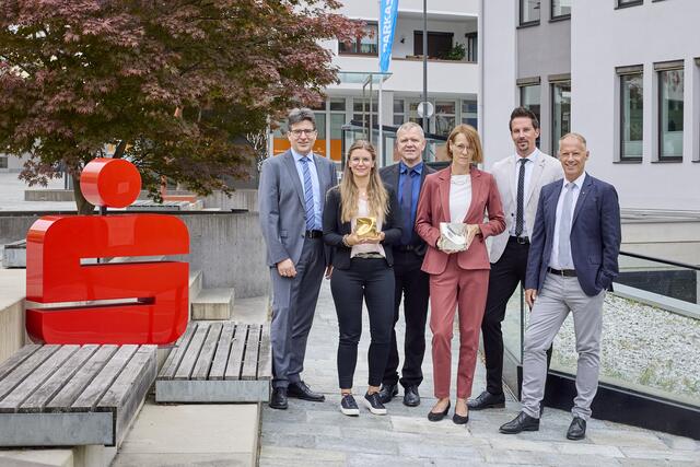 Große Freude bei der Sparkasse Imst: Das Oberländer Bankinstitut holte beim Sparkassen-Award Gold in der eigenen Ranggruppe sowie Platz zwei im Gesamtranking aller österreichischen Sparkassen. | Foto: Sparkasse Imst / Christoph Nösig