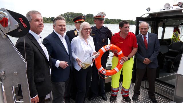 Samariterbund Wien-Präsidentin Susanne Drapalik nahm dabei selbst die Sache bzw. die Champagnerflasche in die Hand, um den Taufakt zu vollziehen. | Foto: Andreas Pölzl