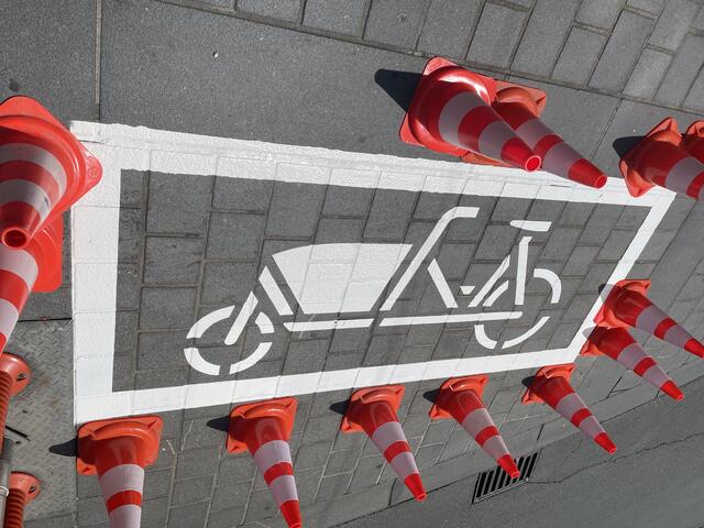 Innsbruck ist um eine kreative Straßenmarkierung reicher: in der Maria-Theresien-Straße befindet sich ein Lastenfahrrad-Parkplatz. | Foto: BezirksBlätter