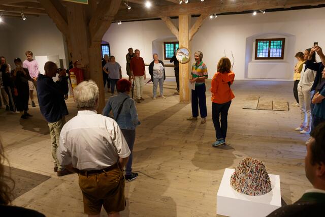 Die Eröffnung der Ausstellung „Zwischenwurzeln“ wurde im dritten Stock des Forstmuseums vorgenommen – mit zahlreichen Besucherinnen und Besuchern. | Foto: Kniewasser/NUP Eisenwurzen