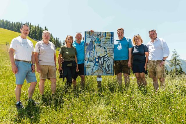 Hermann Unterberger (Vizebürgermeister Leogang), Anton Hörl (Leoganger Bergbahnen), Magdalena und Manfred de Lorenzo (Eltern der Künstlerin), Josef Grießner (Bürgermeister Leogang), Martina Riedlsperger (Kulturverein Freiraum), Kornel Grundner (Leoganger Bergbahnen)

  | Foto: Michael Geißler