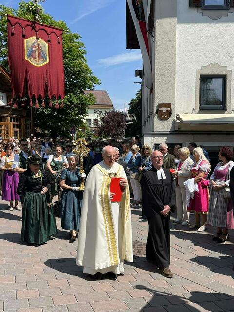 Sichtlich gerührt schritt Stadtpfarrer Christian Schreilechner voran zur Kirche. | Foto: Pfarrgemeinde Zell am See