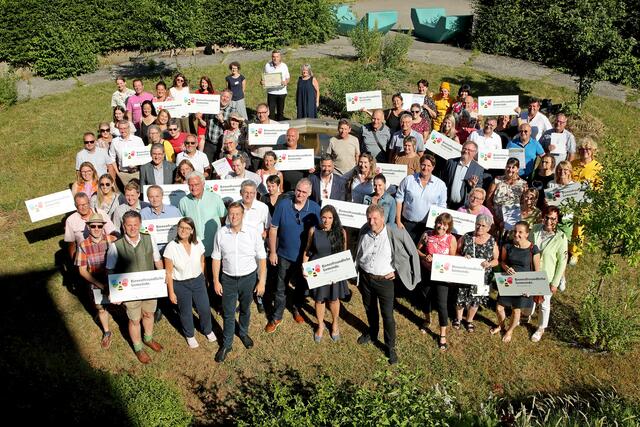 Die Vertreter und Vertreterinnen der neuen Bienenfreundlichen Gemeinden. | Foto:  Land OÖ