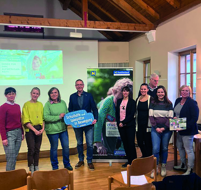 Kinderspielplatz Workshop: Mit dabei Julia Mauk, Mutter (2. v. l.) | Gregor Burger, Vizebürgermeister Alland (4. v. l)| Martin Wagenhofer, TVA Vorstand (hinten)| Martina Strobl, Leitung Projektteam Spielplatzbüro (ganz rechts). | Foto: Marktgemeinde Alland