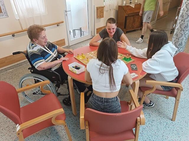 Schüler der MS Hitzendorf besuchten das Caritas Pflegewohnhaus und spielten mit den Senioren Mensch ärgere dich nicht. | Foto: privat