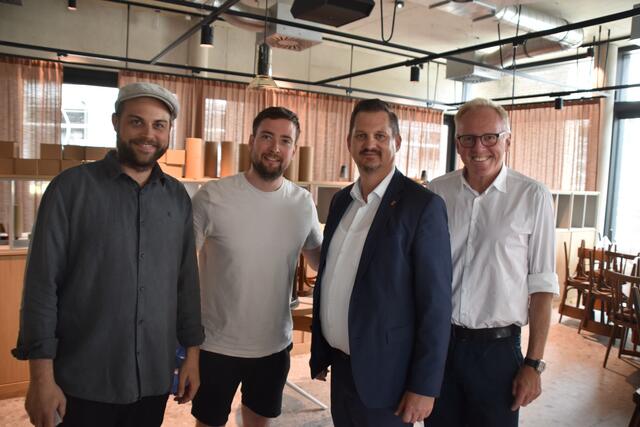 Die Gastwirte Folrian Steiner und Klaus Hartl mit Bezirkschef Marcus Franz (SPÖ) und Bauherrn Klaus Stanek (vl). 