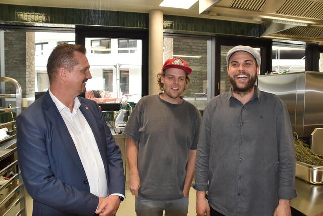 Gastwirt Folrian Steiner (r) und Küchenchef Marcel Mitte beim Rezepte-Austausch mit Bezirkschef Marcus Franz (SPÖ)