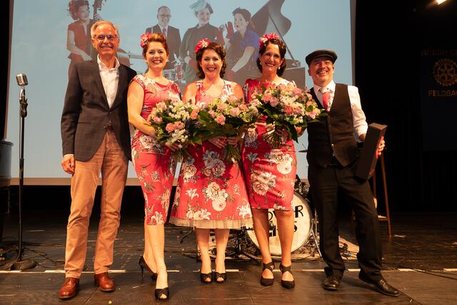 Rotary-Feldbach-Präsident Manfred Krasnitzer mit den Cover Girls Isabel, Ulrike Eva und dem "Under Cover Girl "Aaron auf der Bühne im Zentrum. | Foto: Meier/Rotary Feldbach