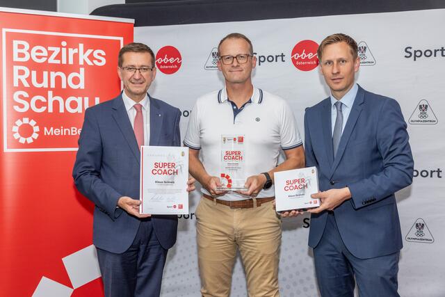 Klaus Grüneis (Mitte) mit Sport-Landesrat Markus Achleitner und BezirksRundSchau Chefredakteur Thomas Winkler. | Foto: BRS/Pils