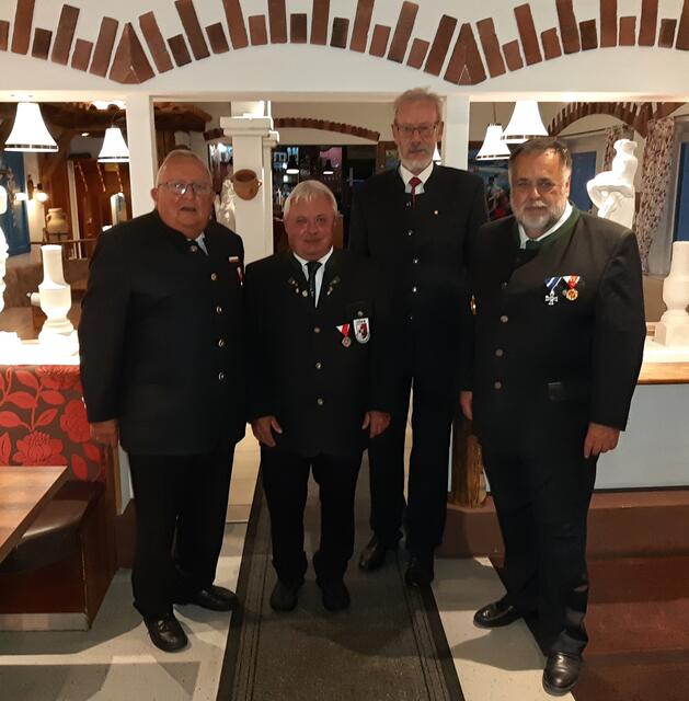 Der neue Bezirksobmann Josef Schwarzmannseder mit seinem Stellvertreter Obmann Johann Auinger und Bezirksschriftführer Erich Hemmers sowie Bezirksobmann ausser Dienst Johann Puchner. | Foto: OÖ-Kameradschaftsbund Grieskirchen