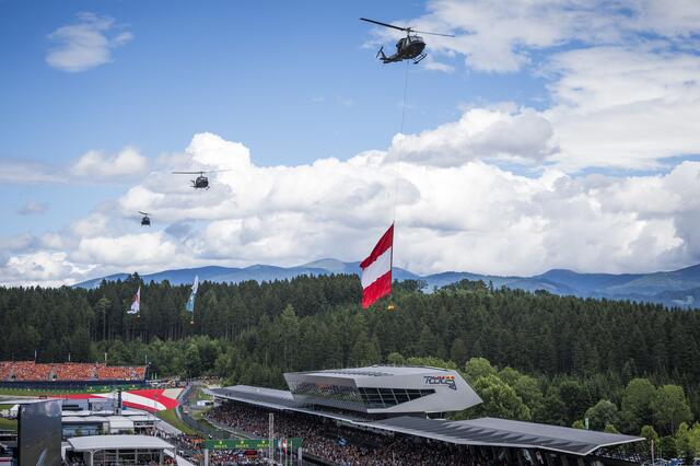 Nationalflagge vor dem Start. | Foto: RB Content Pool