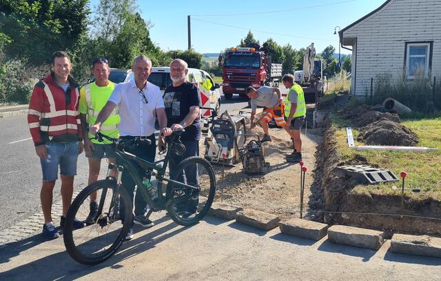 Bauleiter Lukas Hess, Polier Martin Mayer, Bürgermeister Martin Leonhardsberger und Bauaufsicht Josef Kozisnik sen. bei der Radweg-Baustelle in der Bahnhofstraße. | Foto: Stadtgemeinde Mank