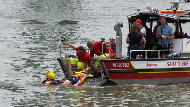 Schauen, überwachen und absichern laute dabei die Devise der Rettungsschwimmer. | Foto: Andreas Pölzl