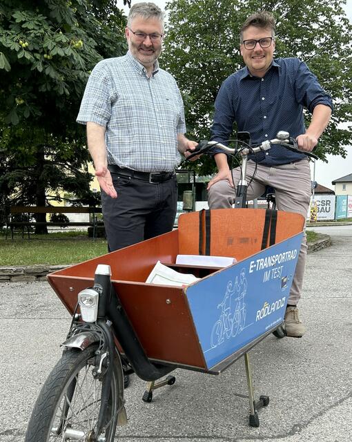 gfGR Klaus Steininger und Bgm Thaddäus Heindl beim Test des neuen Lastenfahrrades  | Foto: Gemeinde Hennersdorf