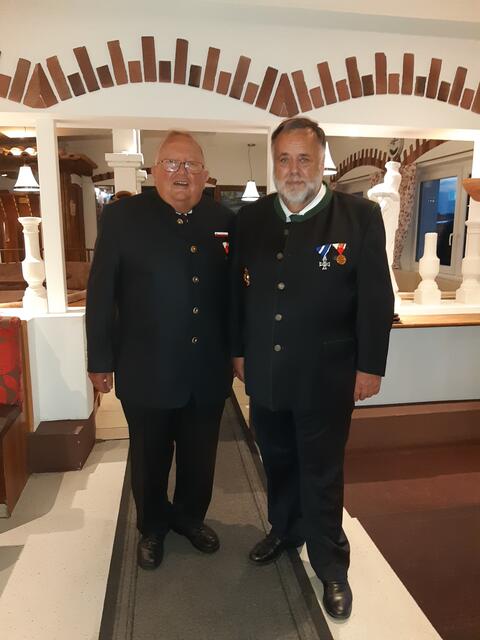 Bezirksobmann Johann Puchner mit seinem Nachfolger Ehrenbezirkskommandant der Feuerwehr Grieskirchen, Josef Schwarzmannseder alias „Blacky“. | Foto: OÖ-Kameradschaftsbund Grieskirchen