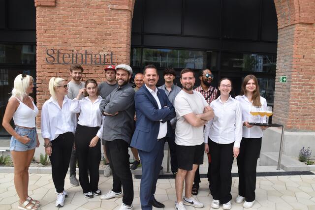 Das Team des Steinhart beim Besuch des Bezirksvorstehers Marcus Franz (SPÖ, Mitte): rechts vom Bezirkschef Klaus Hartl, links Florian Steiner