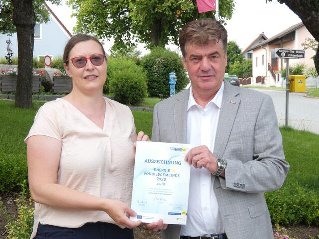 Regionsleiterin Waldviertel der eNu, Ing. Doris Pfeiffer gratuliert Stadtrat Erich Stern zur Auszeichnung Zwettls als Energie-Vorbild-Gemeinde. | Foto: Foto: Energie- & Umweltagentur des Landes NÖ