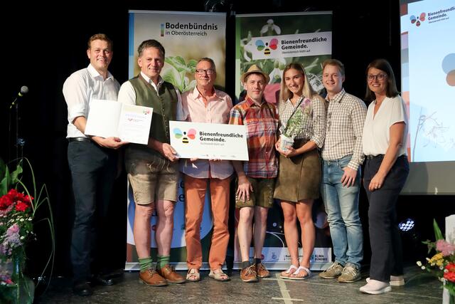 Stefan Kaineder, Bürgermeister Friedrich Steindl, Bienenbeauftragter Christian Ziegler, Vertreter:innen der Landjugend Patricia Buchinger und Jakob Grafinger, Gerlinde Larndorfer, Klimabündnis OÖ (von links nach rechts) | Foto: Land OÖ