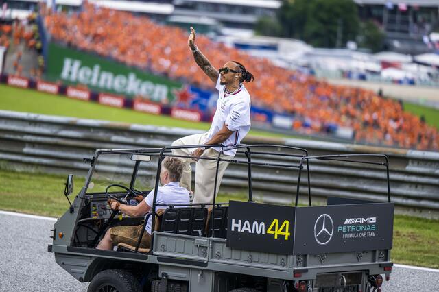 Lewis Hamilton im Pinzgauer. | Foto: RB Content Pool