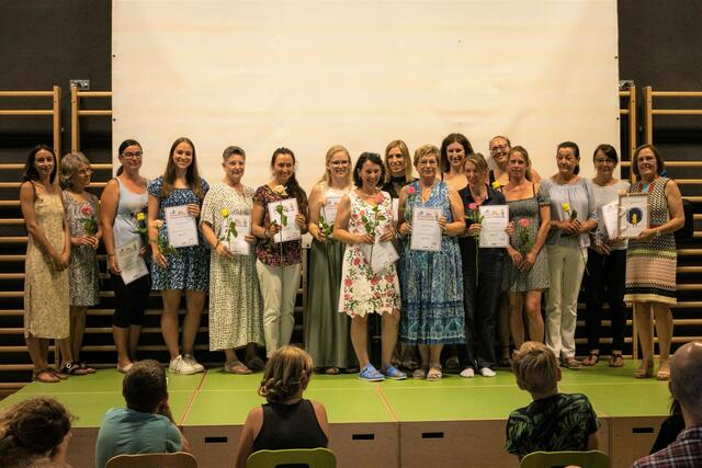 Zum Schulschlussfest in der Volksschule Wimpassing gab es auch für die Lehrerinnen Zeugnisse. | Foto: SDB