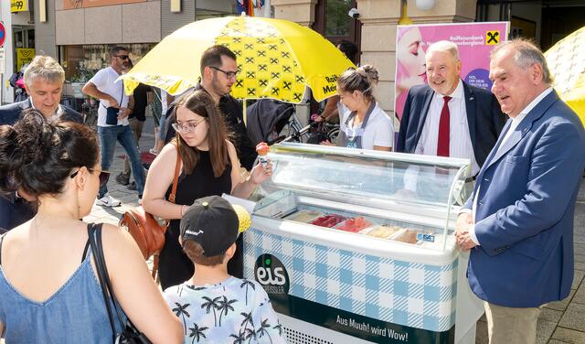 Rundgang beim Kinderschulschlussfest am Hauptplatz mit Bürgermeister Klaus Schneeberger, Stadtrat LAbg. Franz Dinhobl und Gemeinderat LAbg. Philipp Gerstenmayer. | Foto: Stadt Wiener Neustadt/Weller