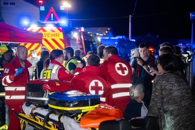 Reibungslose funktionierte die Zusammenarbeit der Einsatzkräfte nach der Gasexplosion in einer Siedlung im Ansfeldner Stadtteil Freindorf. | Foto: FOTOKERSCHI.AT/KERSCHBAUMMAYR
