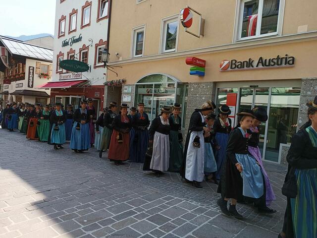 Festlich gekleidet zogen die teilnehmenden an der Abschiedsfeier für Christian Schreilechner durch Zell am See. | Foto: Pfarrgemeinde Zell am See