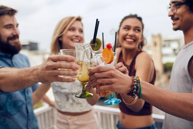 Vergiss den Stress des Alltags und gönn dir eine Auszeit mit den erfrischenden, selbstgemachten Sommercocktails. Ein Schluck und du fühlst dich wie im Paradies. | Foto: shutterstock/Jacob Lund