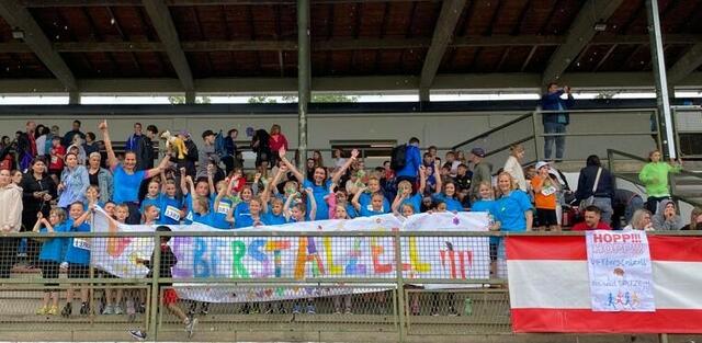 Die 2a und 2b Klasse der Volksschule Eberstalzell beim Bundesschullauf in Graz: Dort gelang der Doppelsieg im sportlichen Wettkampf mit Schulen aus ganz Österreich. | Foto: Silke Gollinger