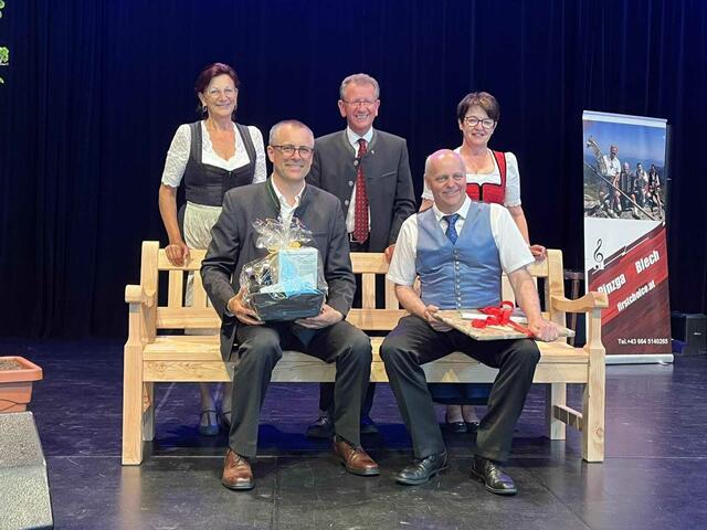 Vorne von links: Diakon Johannes Dürlinger, Stadtpfarrer Christian Schreilechner.
Hinten von links: Vizebürgermeisterin Salome Mühlberger (ÖVP), Bürgermeister Andreas Wimmreuter (SPÖ) und Anneliese Reitsamer (SPÖ). | Foto: Pfarrgemeinde Zell am See
