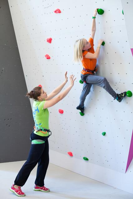 Spaß finden die Kids in der Kletterhalle 6a. | Foto: Jakob Gsöllpüointner