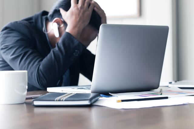 Der Druck nach der Wiederaufnahme des Berufs kann den Betroffenen zu schaffen machen. Hilfestellung ist hierbei wichtig. | Foto: adobe.stock/minicase