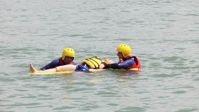 Auch die Rettungsschwimmer des Samariterbundes standen in voller Montur bereit, um den Anwesenden einen simulierten Rettungseinsatz im Gewässer vorzuführen. | Foto: Andreas Pölzl