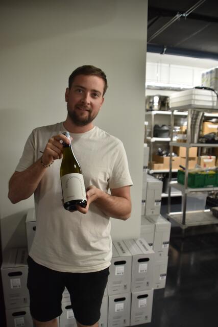 Klaus Hartl präsentiert einen Wiener Gemischten Satz. 30 bis 40 unterschiedliche Geschmacksrichtungen gibt es davon im Steinhart.