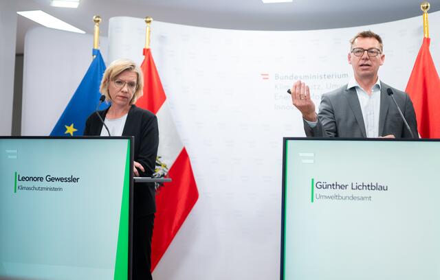 Am Dienstag stellte Klimaministerin Leonore Gewessler (links) den Entwurf zum Nationalen Energie- und Klimaplan vor. | Foto:  GEORG HOCHMUTH / APA / picturedesk.com
